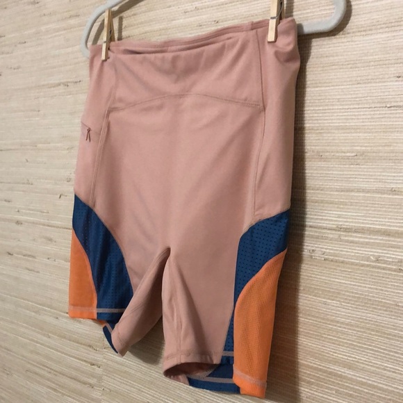 Women's Fabletics High- Waisted Motion 365 Run Athletic Short 6” - Picture 3 of 16